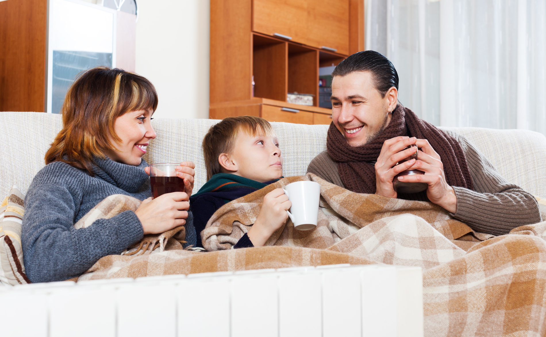 Famille étant installés devant radiateur